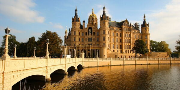 Schwerin mit Schloß und Schloßbrücke - Landeshauptstadt von Mecklenburg Vorpommern